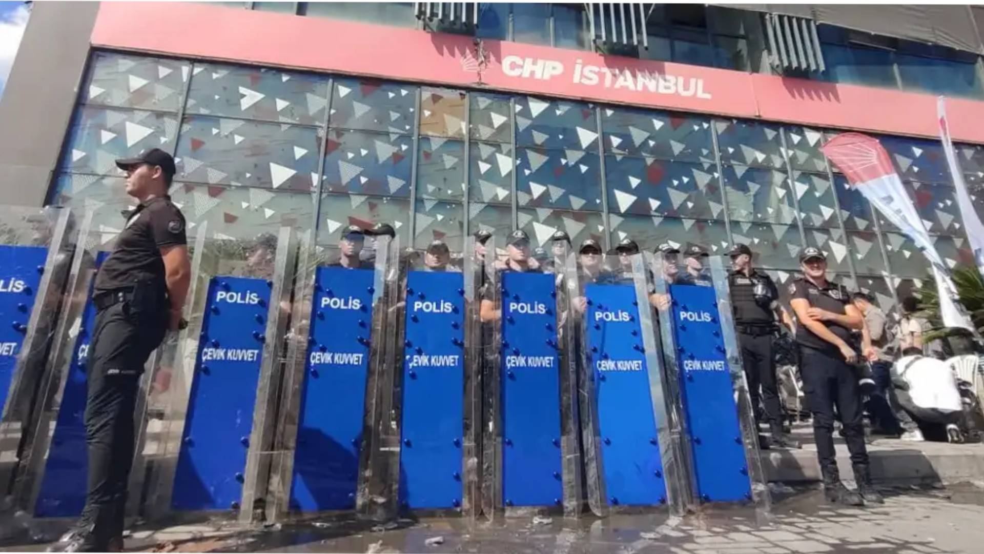 abdulkadir selvi chpye gaz sikilmasi dogru olmadi orasi bir teror yuvasi degil ana muhalefet partisinin istanbul il baskanligi nSJhRyvC