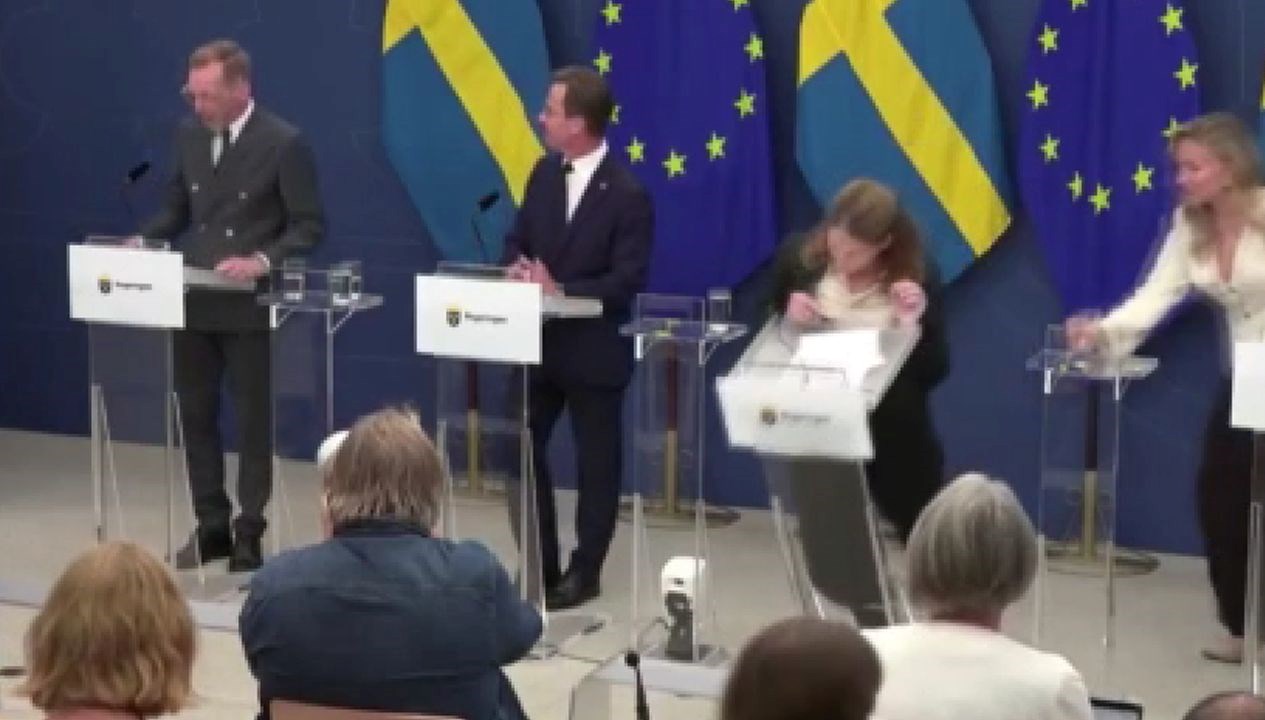 isvecli bakan basin toplantisinda bayildi SKIkKGDj