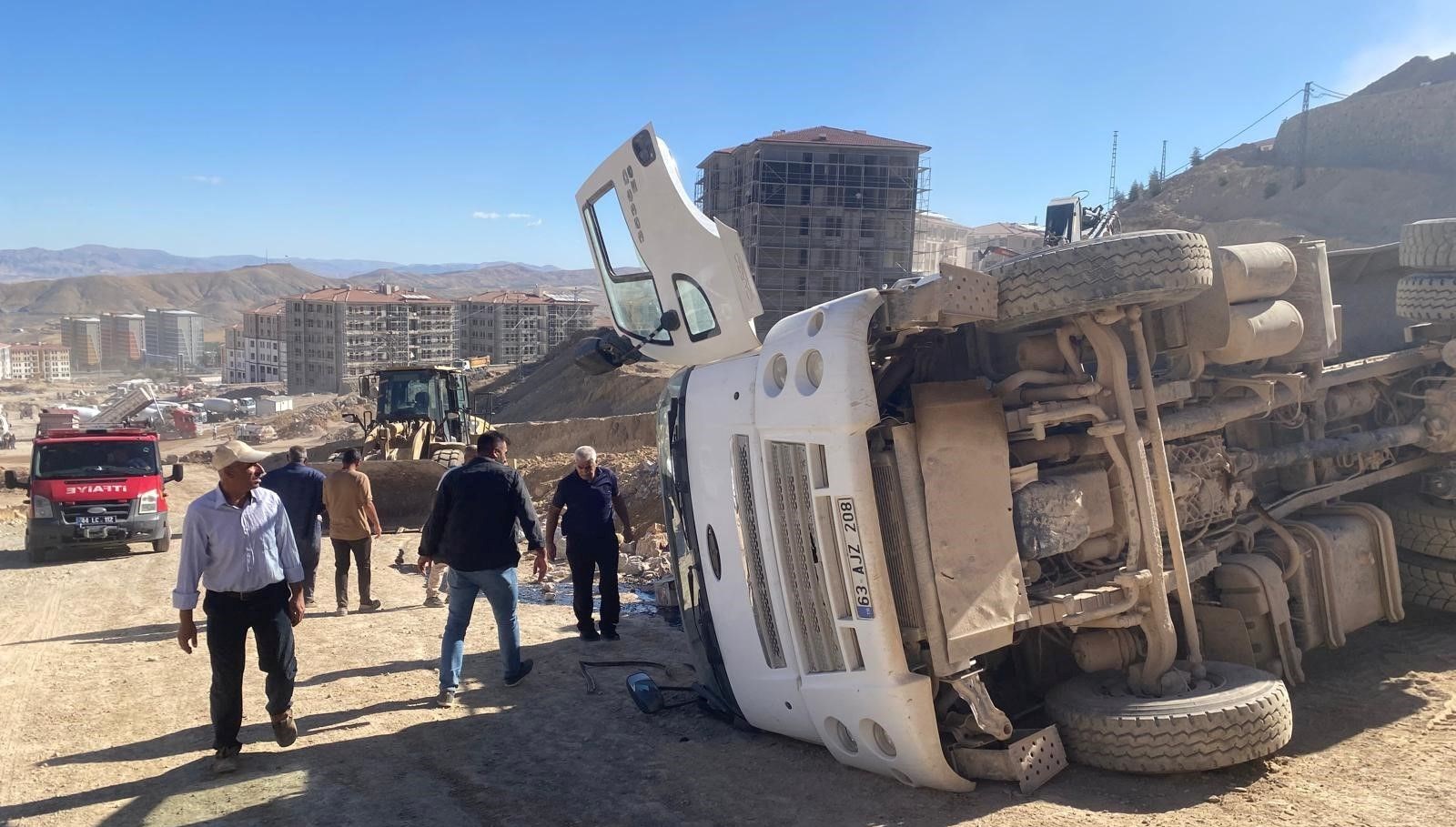 malatyada santiyede kamyon devrildi 1 yarali mt2fUNIH