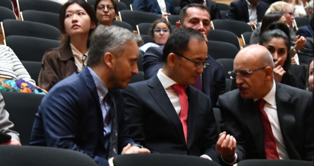 simsek isliklar ve alkisla yuhalandi 6pxwI6Di