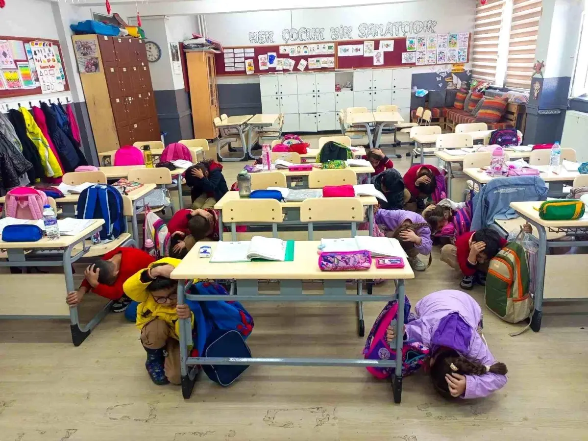 balikesirde deprem tahliye tatbikati gerceklestirildi tqCfWtJg.jpg