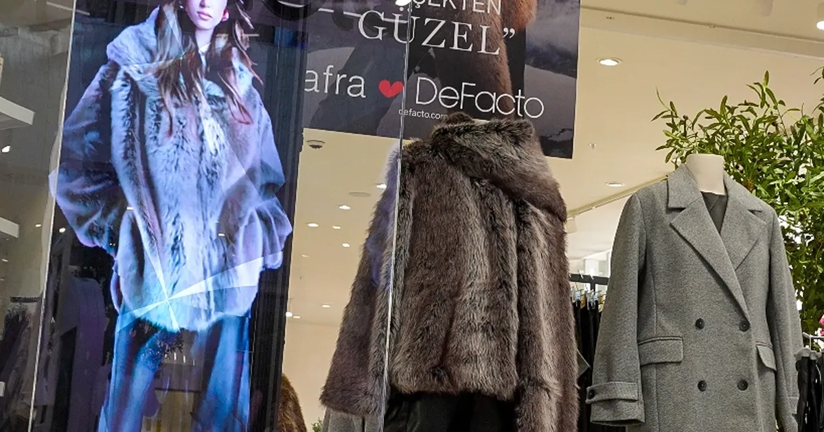 defactodan afra saracoglunun yapay zek destekli hologramiyla turkiyede bir ilk wbiwKbeu.webp