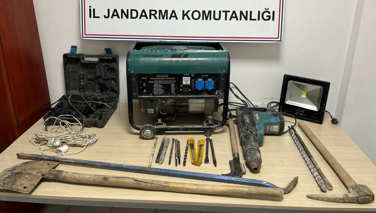 karabukte 4 kisi kacak kazi yaparken yakalandi PLUIyaLd.jpg