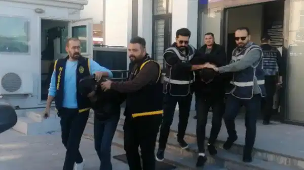 yasli cifti 15 milyon lira dolandiran sahte polisler tutuklandi zE7rlZgD.jpg