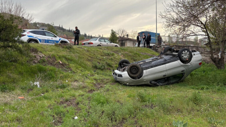 izinsiz-aldigi-aracla-sarampole-yuvarlandi-2-yarali-lDNCuBTK