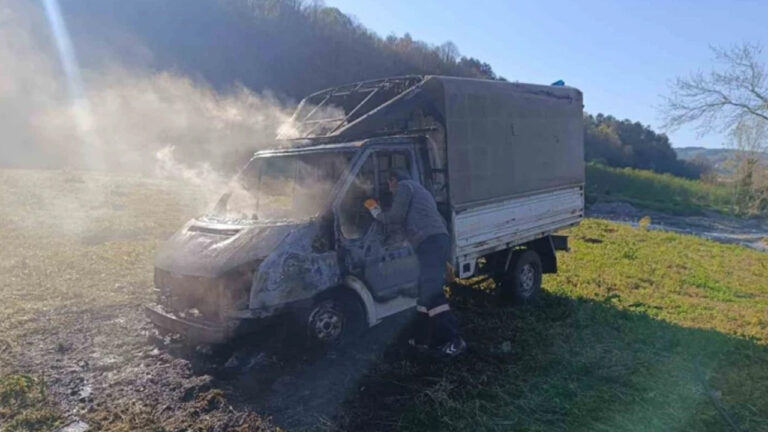 motoru-yanmaya-baslayan-kamyonetten-canini-zor-kurtardi-VvPxId61