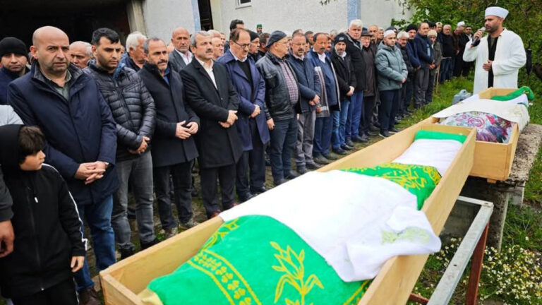 ayni-gun-hayatini-kaybeden-anne-ogul-topraga-verildi-EIan8SVC