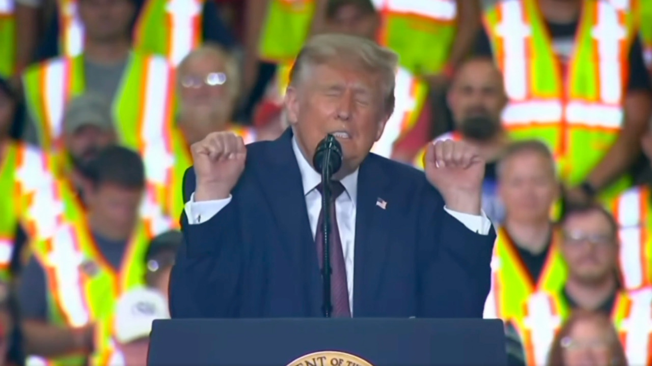 Trump gündem olan “trans halterci” taklidini yine yaptı: “Demokratlar çok aptal” dedi