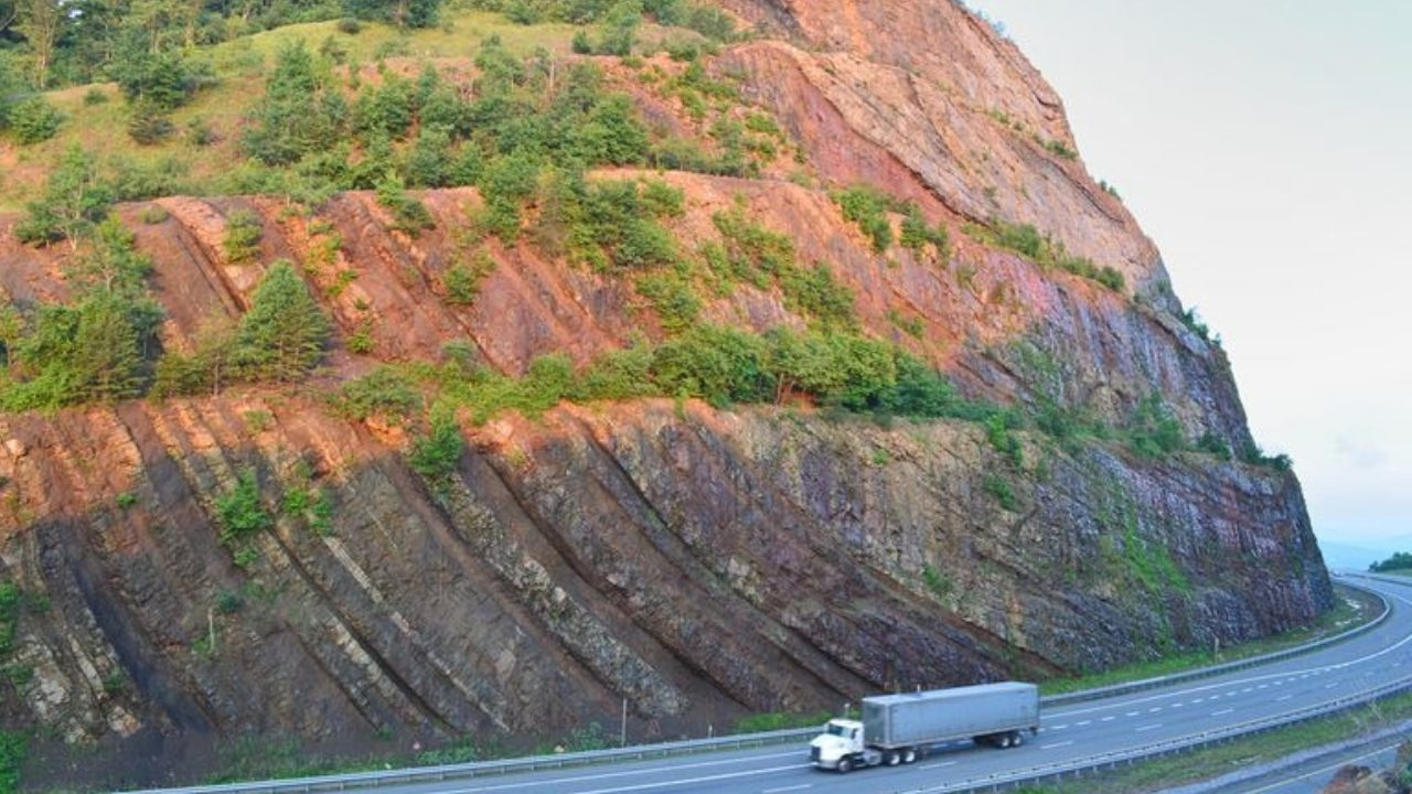 Tünel açamadılar, dağı ortadan ikiye yardılar! Img
